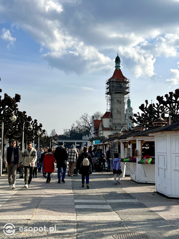 Ostatni weekend zimy w Sopocie! Tłumy skorzystały z pięknej wiosennej pogody [FOTO]