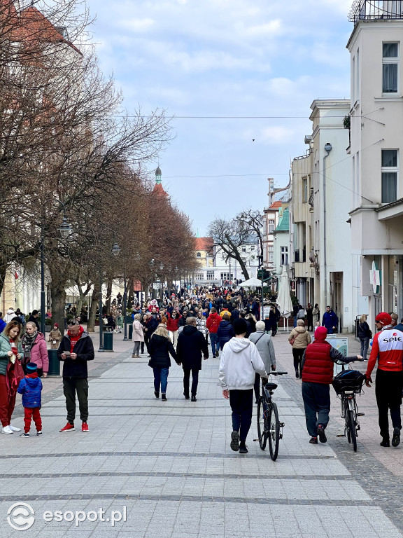 Ostatni weekend zimy w Sopocie! Tłumy skorzystały z pięknej wiosennej pogody [FOTO]