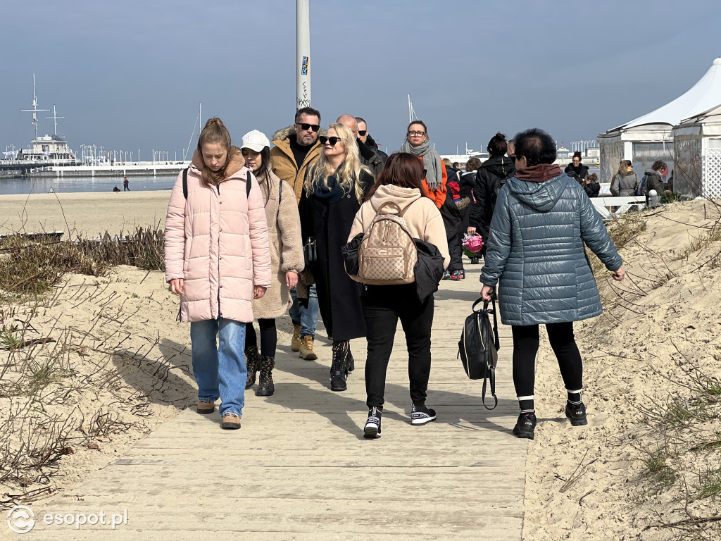 Sopot przyciągnął tłumy w Wielką Sobotę! Wiosenne zdjęcia z kurortu [FOTO]