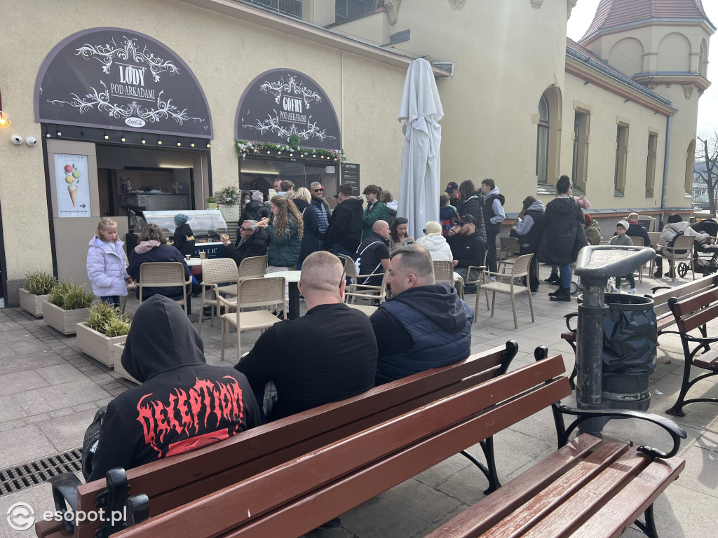 Sopot przyciągnął tłumy w Wielką Sobotę! Wiosenne zdjęcia z kurortu [FOTO]