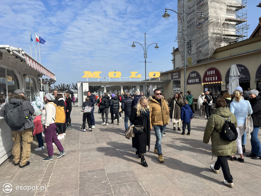 Sopot przyciągnął tłumy w Wielką Sobotę! Wiosenne zdjęcia z kurortu [FOTO]