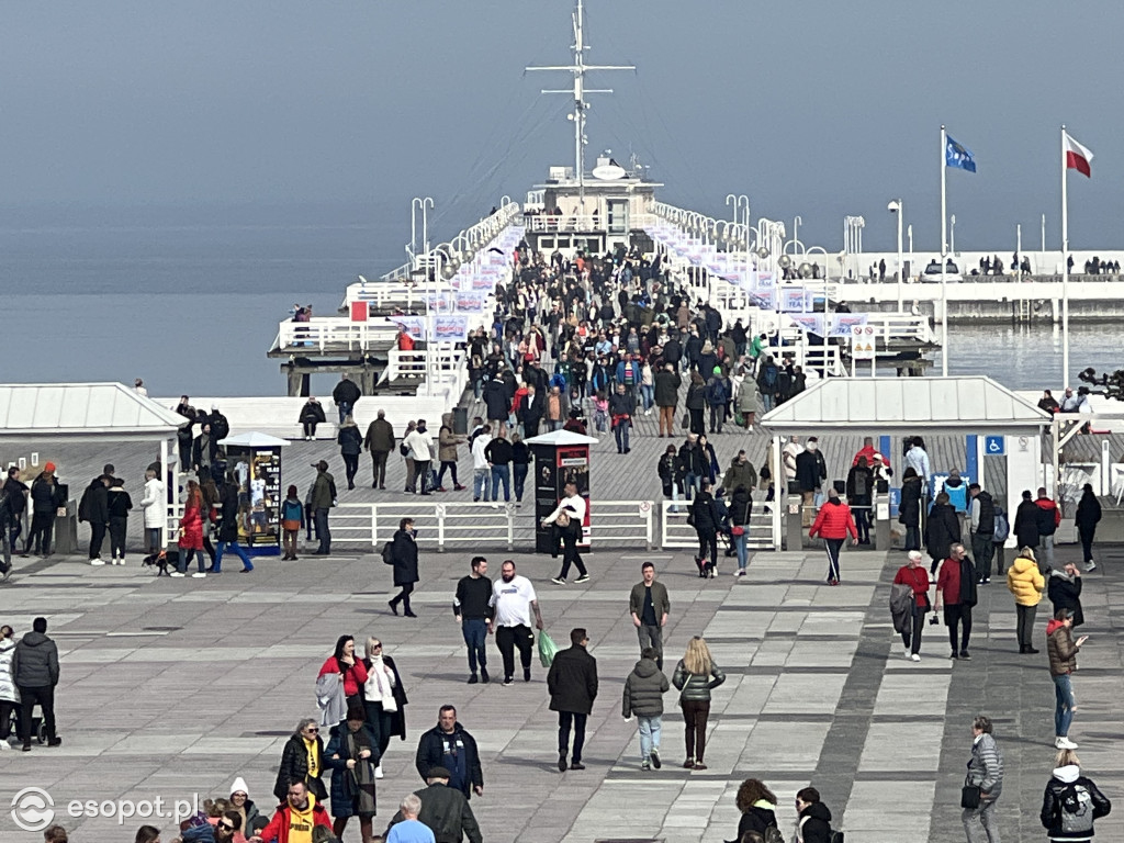 Sopot przyciągnął tłumy w Wielką Sobotę! Wiosenne zdjęcia z kurortu [FOTO]