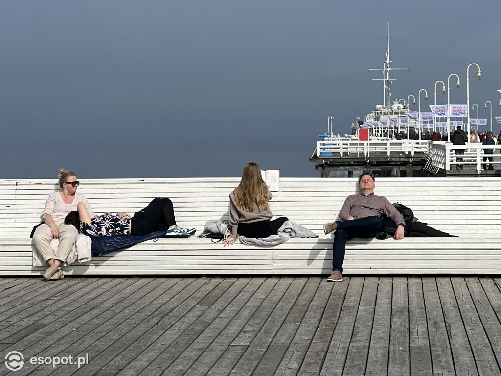 Sopot przyciągnął tłumy w Wielką Sobotę! Wiosenne zdjęcia z kurortu [FOTO]