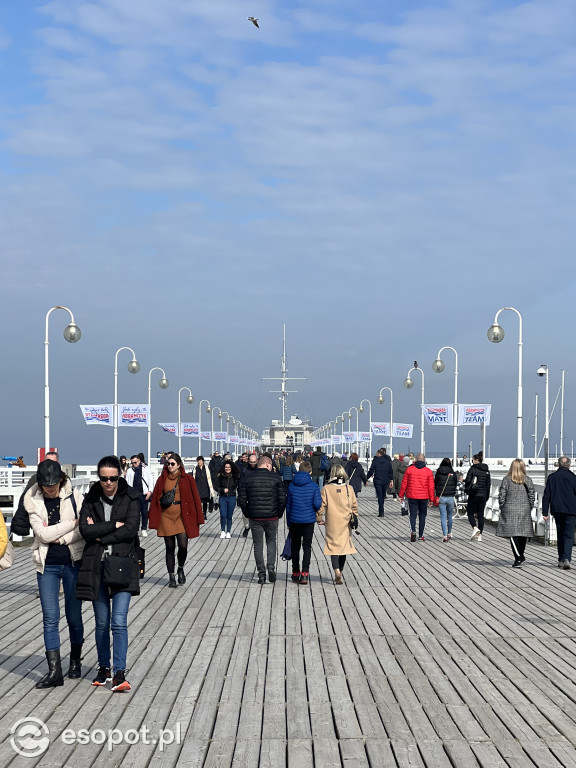 Sopot przyciągnął tłumy w Wielką Sobotę! Wiosenne zdjęcia z kurortu [FOTO]