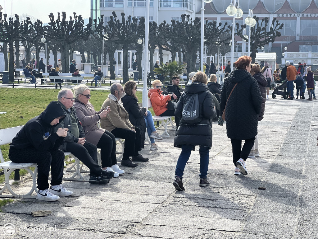 Sopot przyciągnął tłumy w Wielką Sobotę! Wiosenne zdjęcia z kurortu [FOTO]