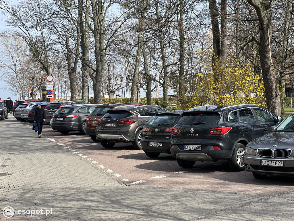 Sopot przyciągnął tłumy w Wielką Sobotę! Wiosenne zdjęcia z kurortu [FOTO]