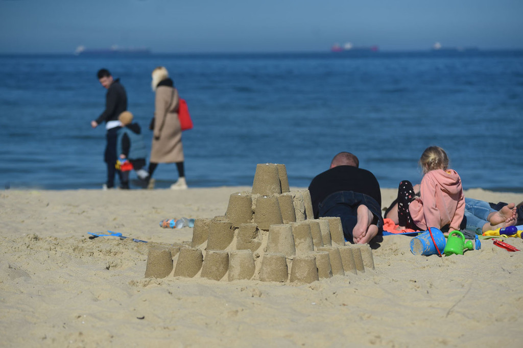 Pierwsze babki z piasku i wylegiwanie się na plaży! Świąteczny weekend w Sopocie [FOTO]