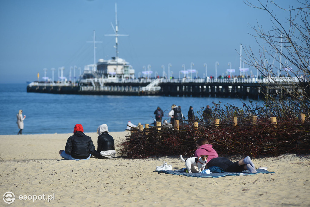Pierwsze babki z piasku i wylegiwanie się na plaży! Świąteczny weekend w Sopocie [FOTO]