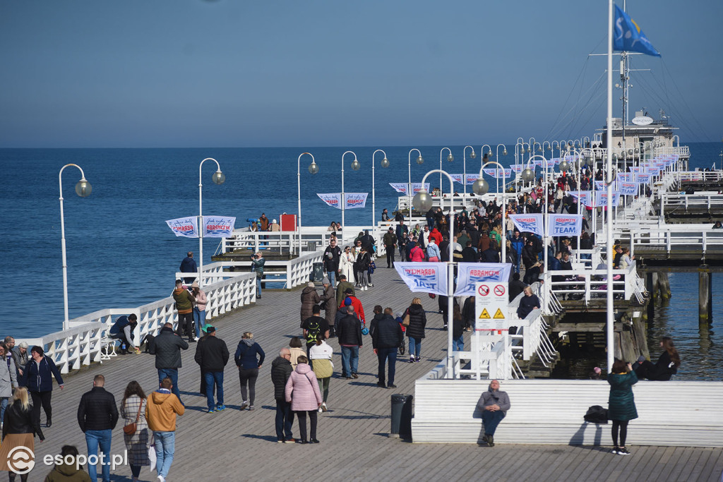 Pierwsze babki z piasku i wylegiwanie się na plaży! Świąteczny weekend w Sopocie [FOTO]