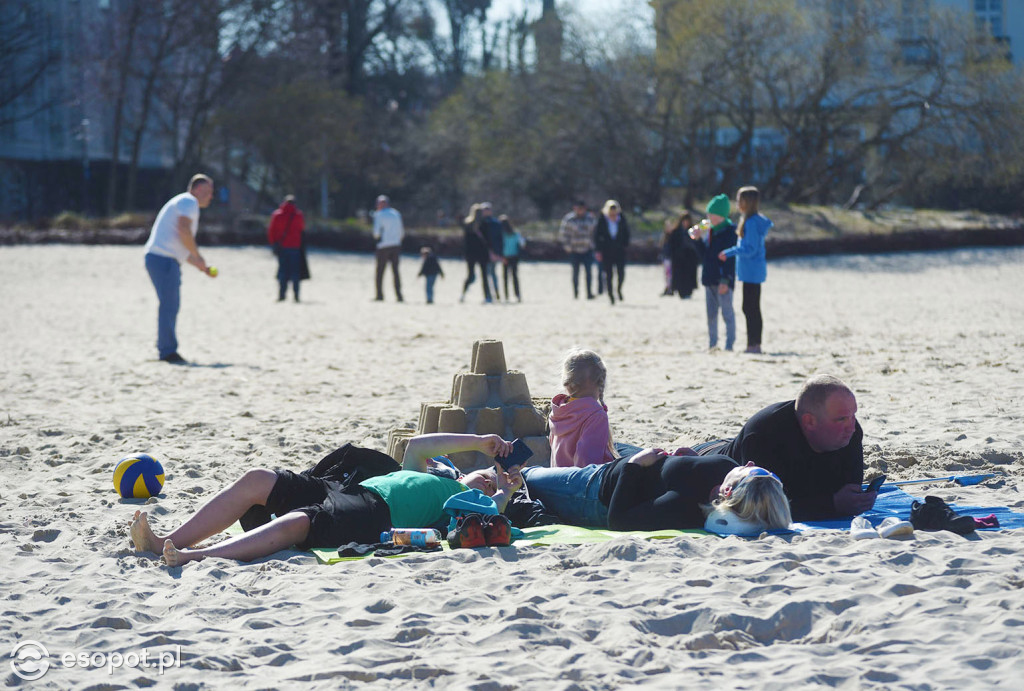 Pierwsze babki z piasku i wylegiwanie się na plaży! Świąteczny weekend w Sopocie [FOTO]