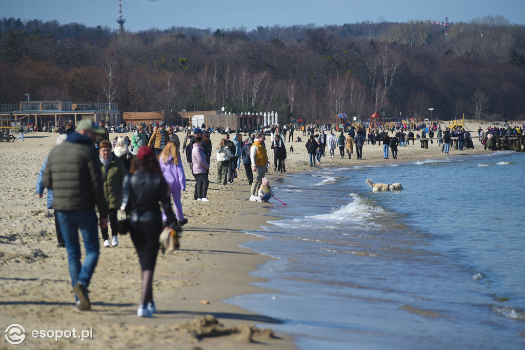 Pierwsze babki z piasku i wylegiwanie się na plaży! Świąteczny weekend w Sopocie [FOTO]
