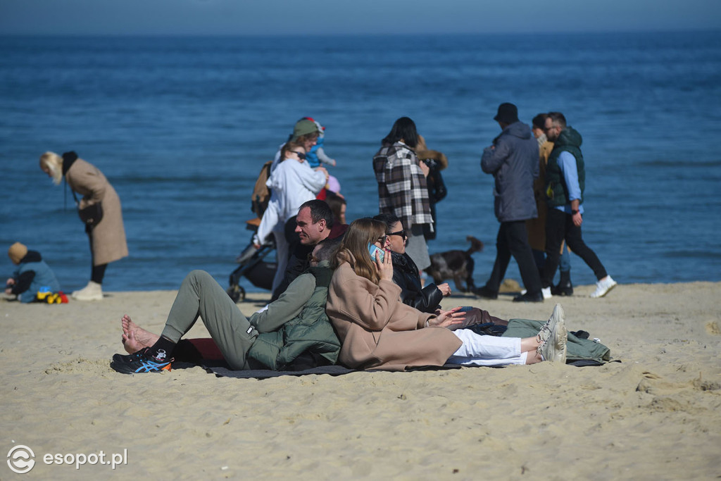 Pierwsze babki z piasku i wylegiwanie się na plaży! Świąteczny weekend w Sopocie [FOTO]