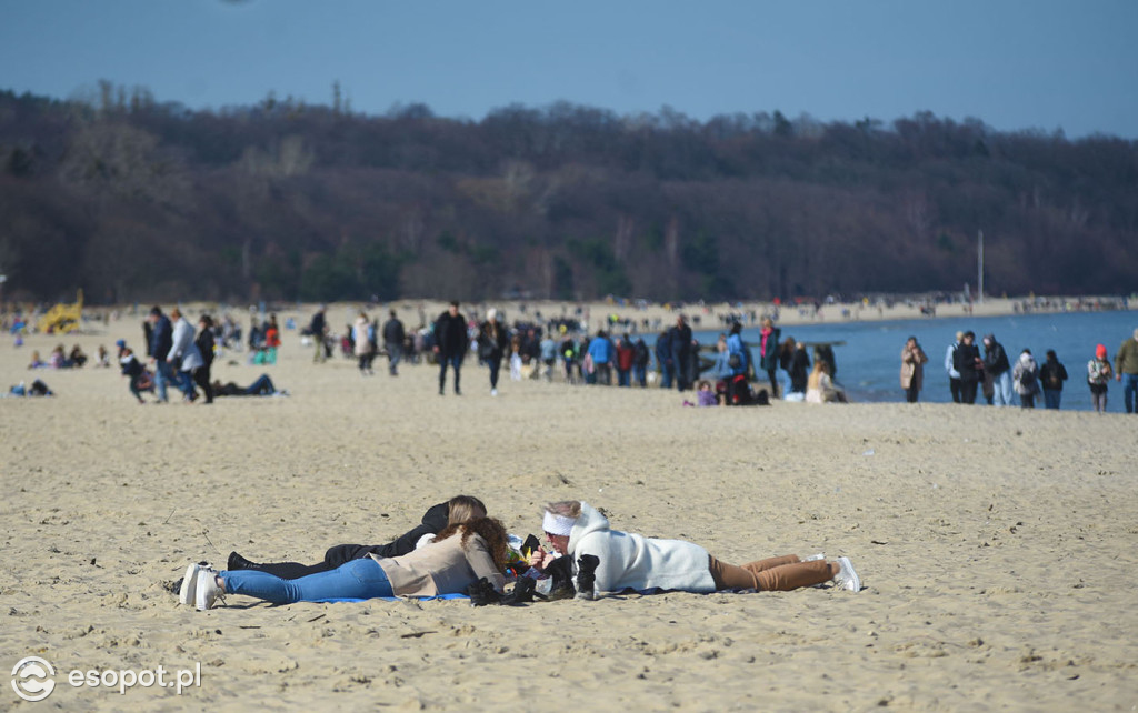 Pierwsze babki z piasku i wylegiwanie się na plaży! Świąteczny weekend w Sopocie [FOTO]