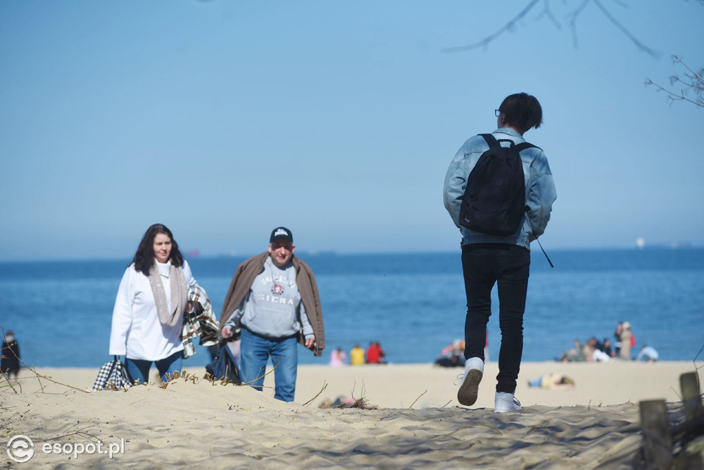 Pierwsze babki z piasku i wylegiwanie się na plaży! Świąteczny weekend w Sopocie [FOTO]