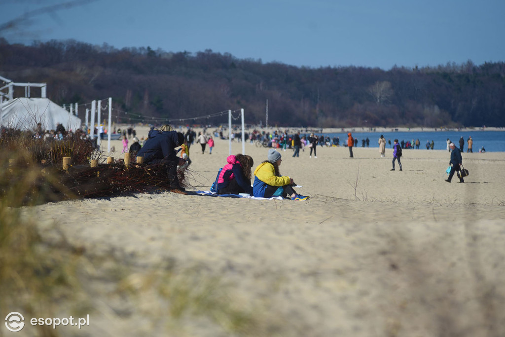 Pierwsze babki z piasku i wylegiwanie się na plaży! Świąteczny weekend w Sopocie [FOTO]