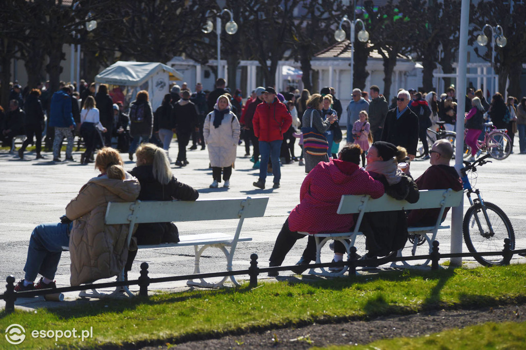 Pierwsze babki z piasku i wylegiwanie się na plaży! Świąteczny weekend w Sopocie [FOTO]