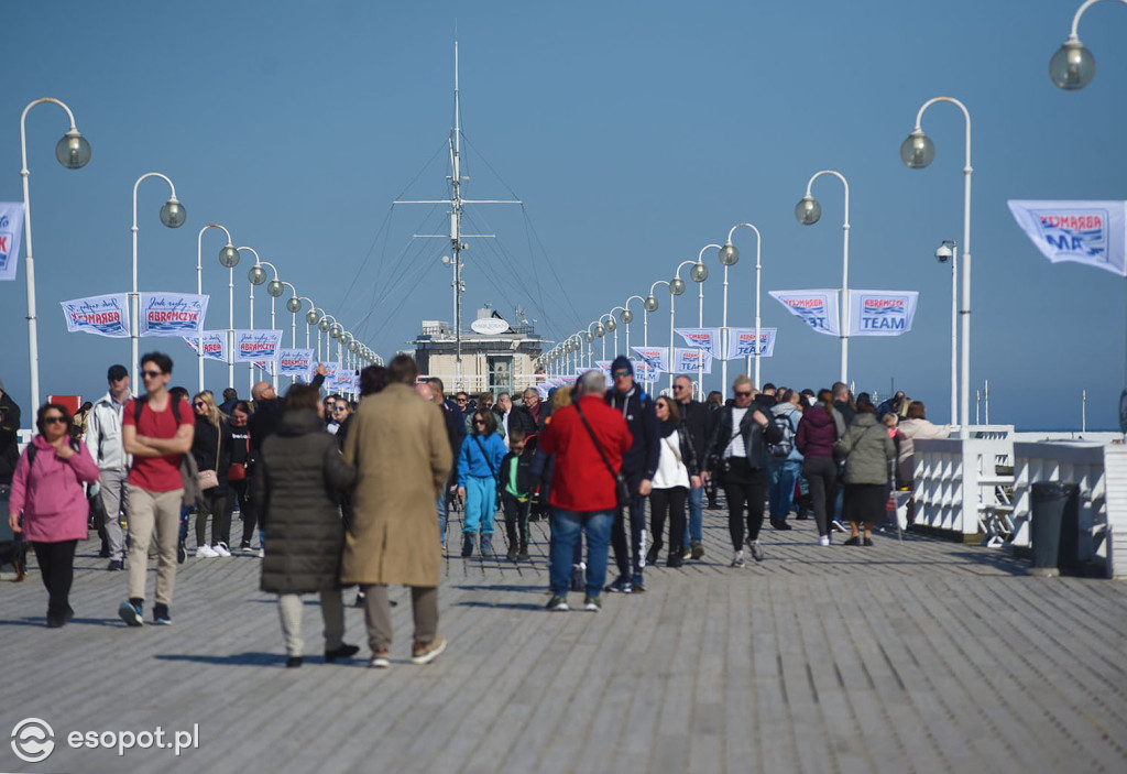 Pierwsze babki z piasku i wylegiwanie się na plaży! Świąteczny weekend w Sopocie [FOTO]
