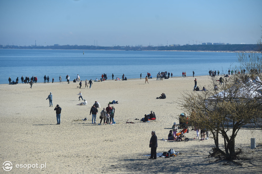 Pierwsze babki z piasku i wylegiwanie się na plaży! Świąteczny weekend w Sopocie [FOTO]