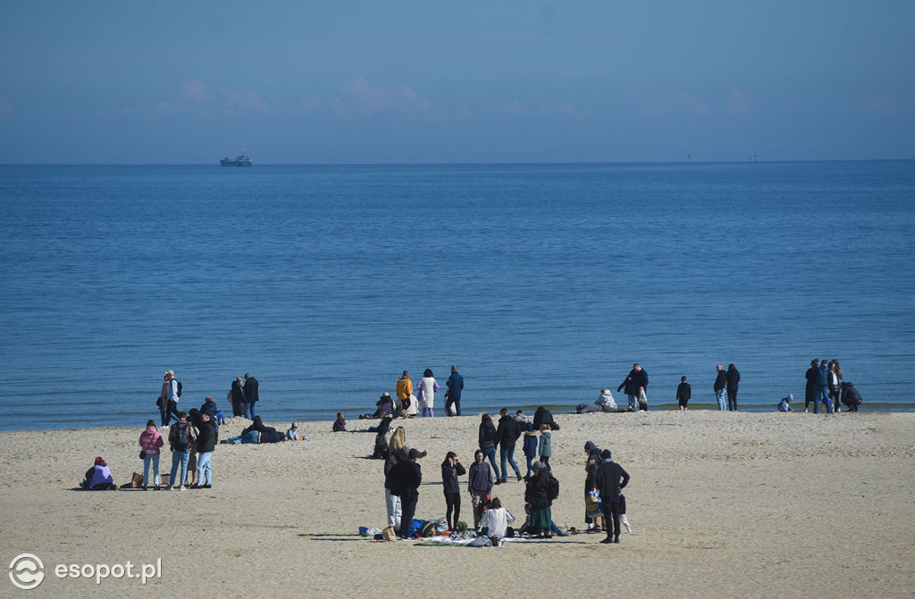 Pierwsze babki z piasku i wylegiwanie się na plaży! Świąteczny weekend w Sopocie [FOTO]