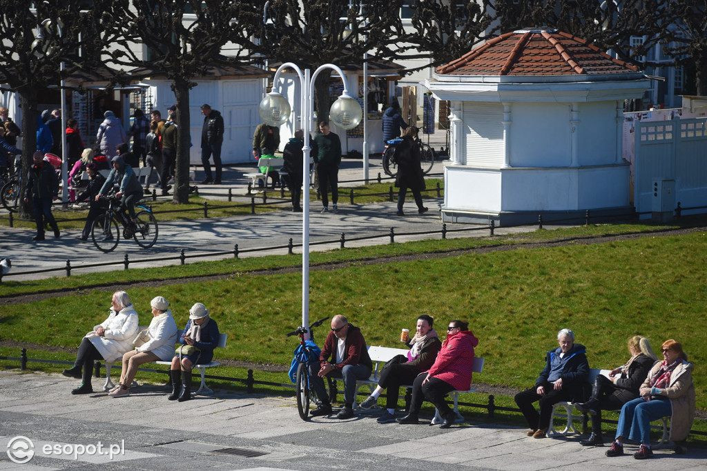 Pierwsze babki z piasku i wylegiwanie się na plaży! Świąteczny weekend w Sopocie [FOTO]