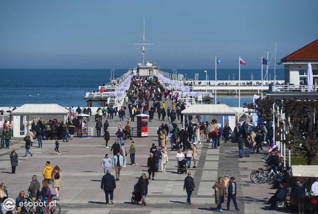 Pierwsze babki z piasku i wylegiwanie się na plaży! Świąteczny weekend w Sopocie [FOTO]