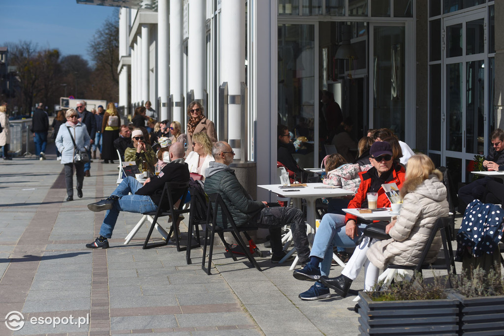 Pierwsze babki z piasku i wylegiwanie się na plaży! Świąteczny weekend w Sopocie [FOTO]