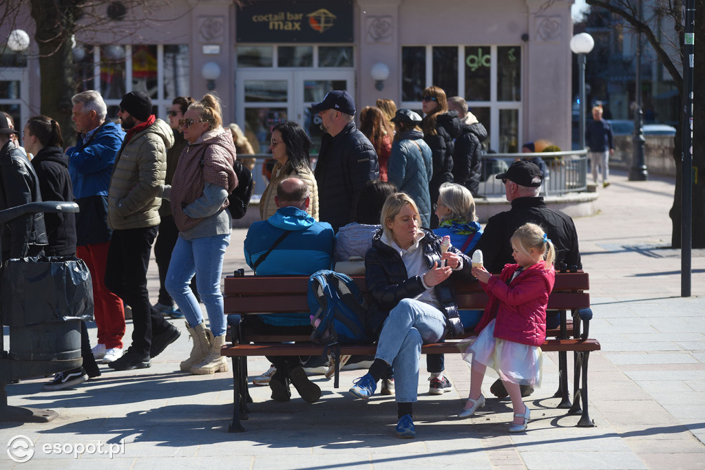 Pierwsze babki z piasku i wylegiwanie się na plaży! Świąteczny weekend w Sopocie [FOTO]