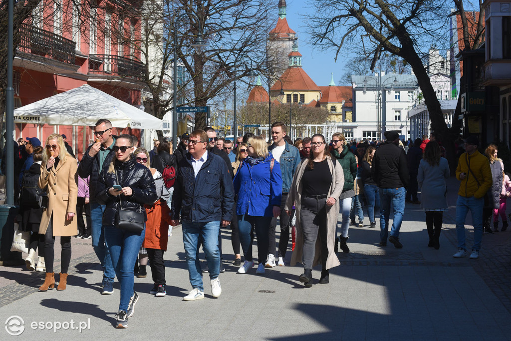 Pierwsze babki z piasku i wylegiwanie się na plaży! Świąteczny weekend w Sopocie [FOTO]