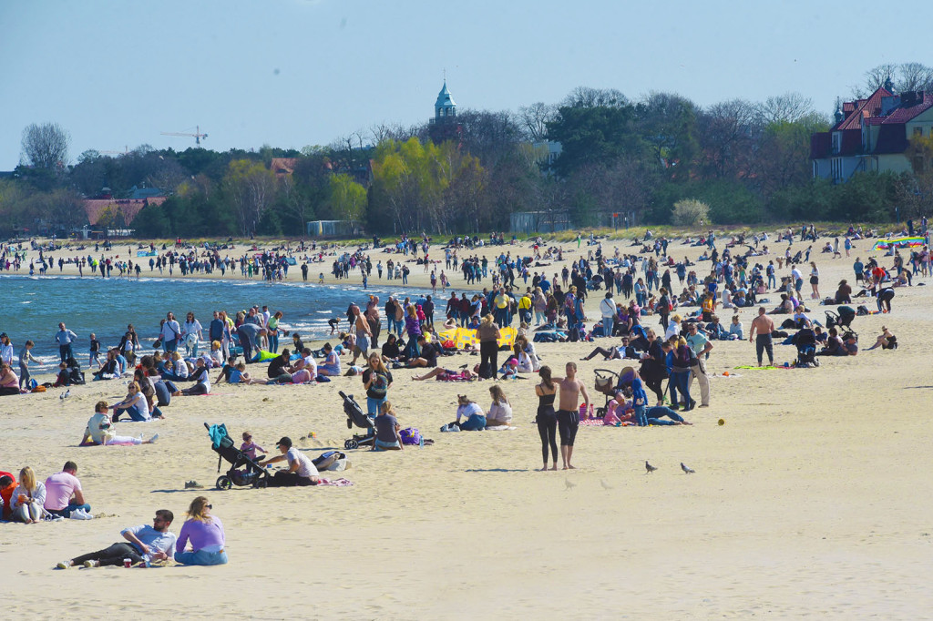 W Sopocie oblężenie jak w sezonie! Ponad 20 stopni i tłumy na plaży [FOTO]