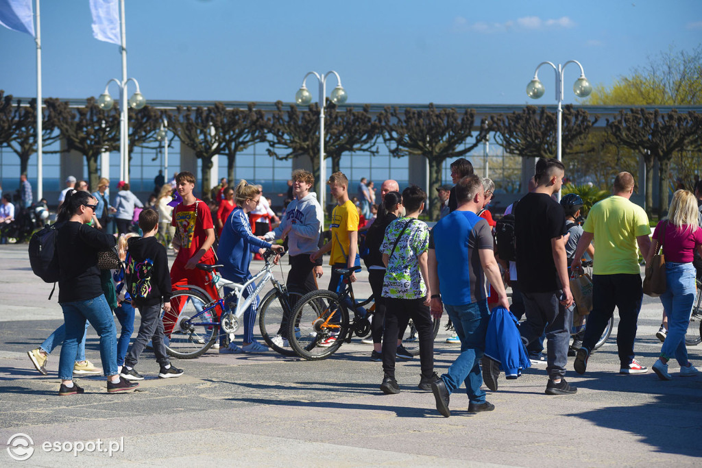 W Sopocie oblężenie jak w sezonie! Ponad 20 stopni i tłumy na plaży [FOTO]