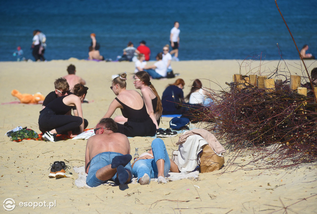W Sopocie oblężenie jak w sezonie! Ponad 20 stopni i tłumy na plaży [FOTO]