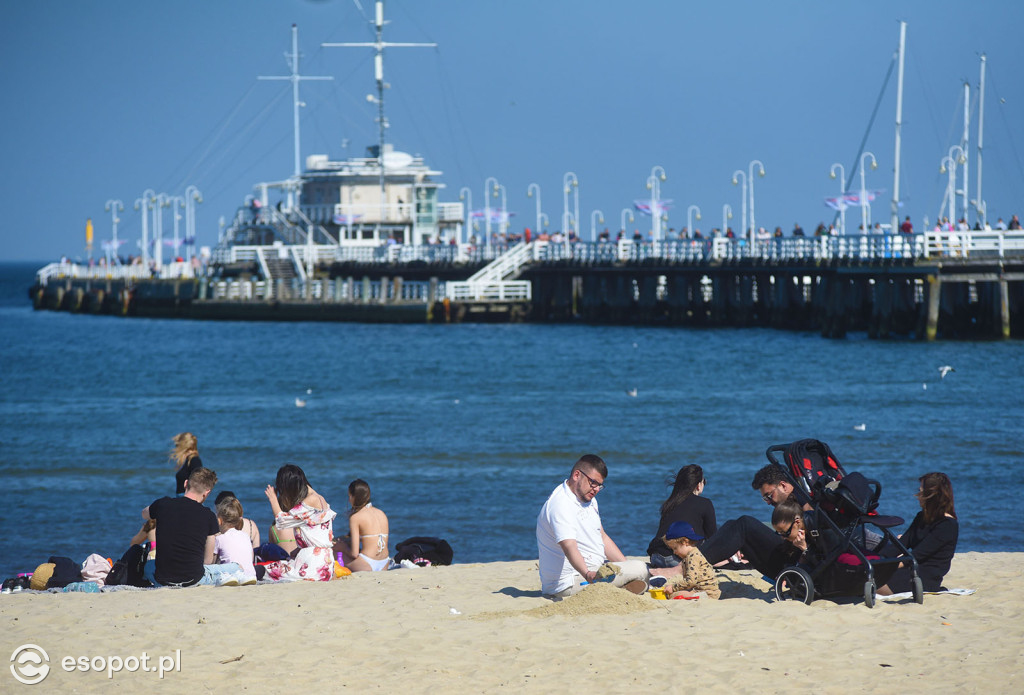 W Sopocie oblężenie jak w sezonie! Ponad 20 stopni i tłumy na plaży [FOTO]