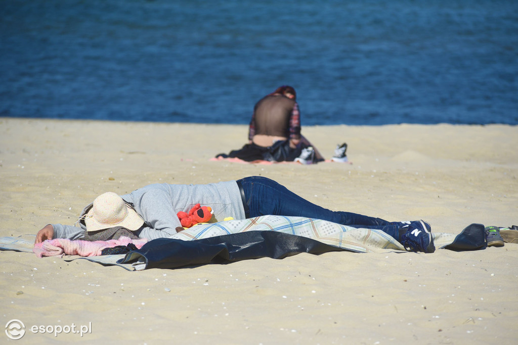W Sopocie oblężenie jak w sezonie! Ponad 20 stopni i tłumy na plaży [FOTO]