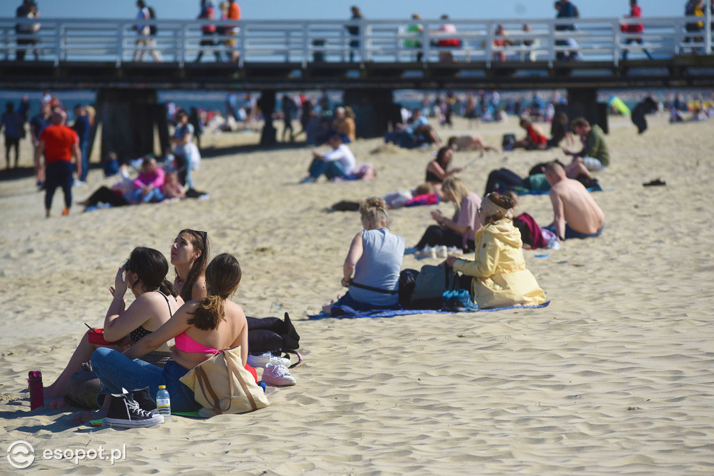W Sopocie oblężenie jak w sezonie! Ponad 20 stopni i tłumy na plaży [FOTO]