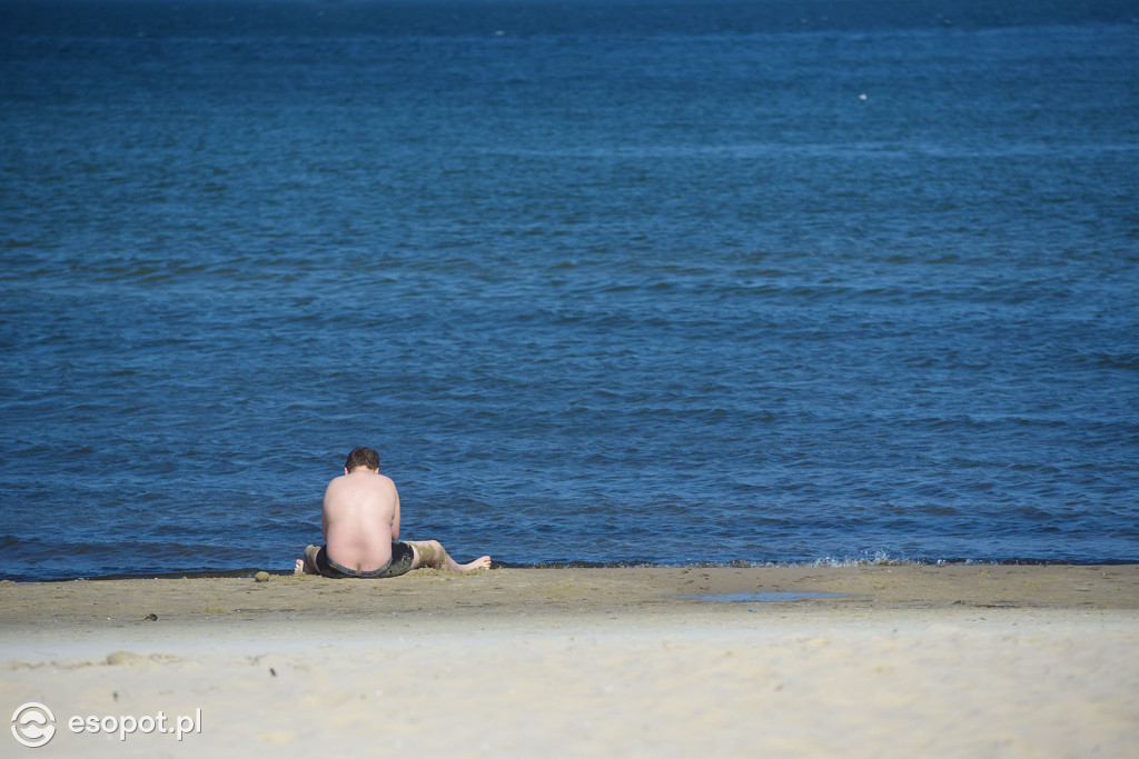W Sopocie oblężenie jak w sezonie! Ponad 20 stopni i tłumy na plaży [FOTO]