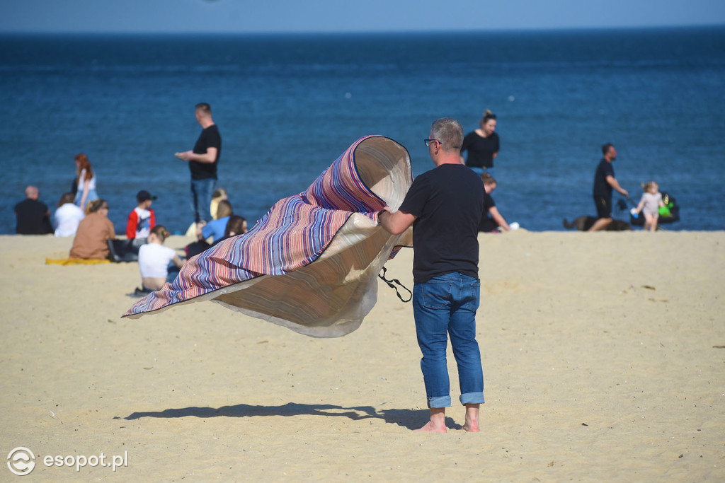 W Sopocie oblężenie jak w sezonie! Ponad 20 stopni i tłumy na plaży [FOTO]