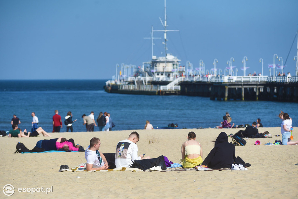 W Sopocie oblężenie jak w sezonie! Ponad 20 stopni i tłumy na plaży [FOTO]