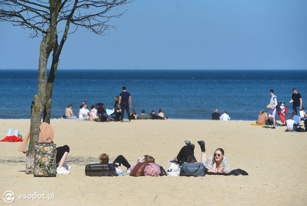 W Sopocie oblężenie jak w sezonie! Ponad 20 stopni i tłumy na plaży [FOTO]