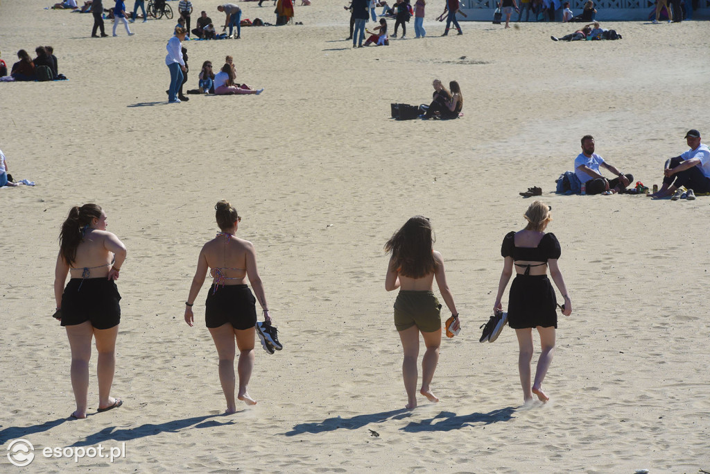 W Sopocie oblężenie jak w sezonie! Ponad 20 stopni i tłumy na plaży [FOTO]