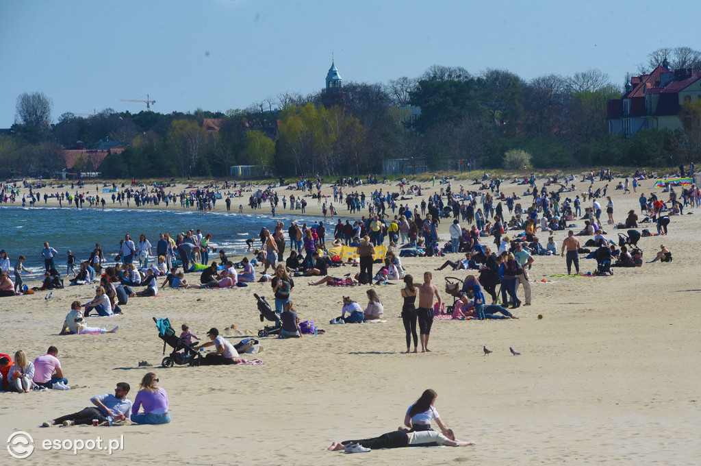 W Sopocie oblężenie jak w sezonie! Ponad 20 stopni i tłumy na plaży [FOTO]