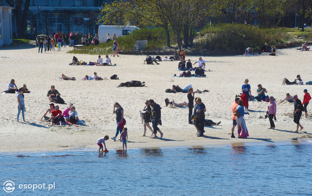 W Sopocie oblężenie jak w sezonie! Ponad 20 stopni i tłumy na plaży [FOTO]