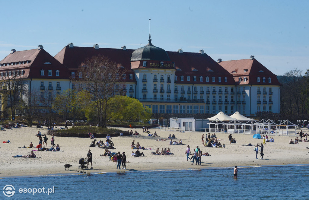 W Sopocie oblężenie jak w sezonie! Ponad 20 stopni i tłumy na plaży [FOTO]