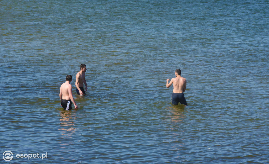 W Sopocie oblężenie jak w sezonie! Ponad 20 stopni i tłumy na plaży [FOTO]