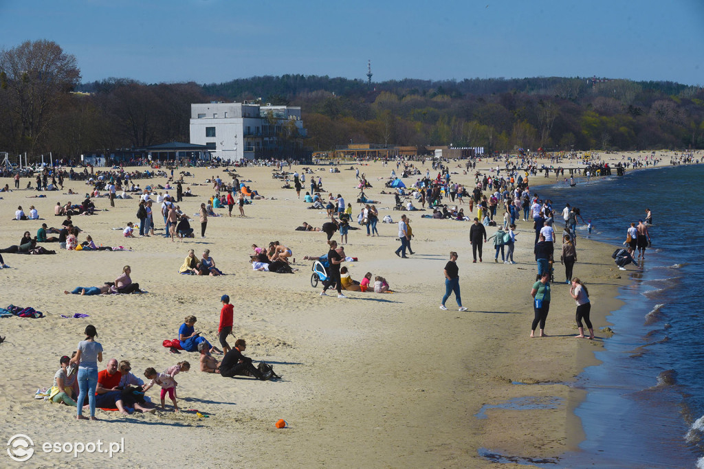 W Sopocie oblężenie jak w sezonie! Ponad 20 stopni i tłumy na plaży [FOTO]