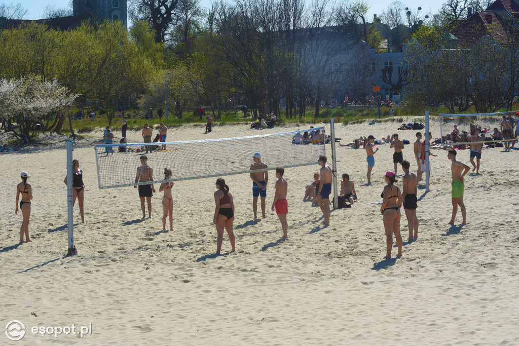 W Sopocie oblężenie jak w sezonie! Ponad 20 stopni i tłumy na plaży [FOTO]