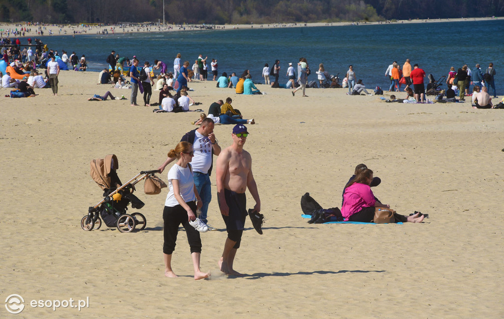 W Sopocie oblężenie jak w sezonie! Ponad 20 stopni i tłumy na plaży [FOTO]