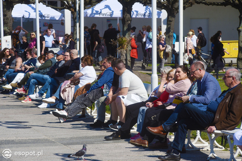 W Sopocie oblężenie jak w sezonie! Ponad 20 stopni i tłumy na plaży [FOTO]