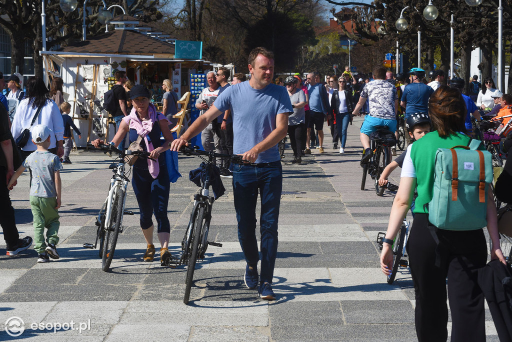 W Sopocie oblężenie jak w sezonie! Ponad 20 stopni i tłumy na plaży [FOTO]