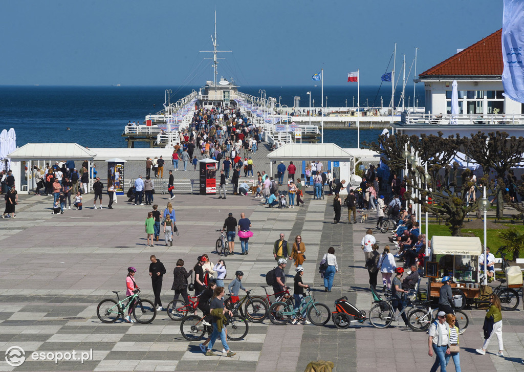 W Sopocie oblężenie jak w sezonie! Ponad 20 stopni i tłumy na plaży [FOTO]