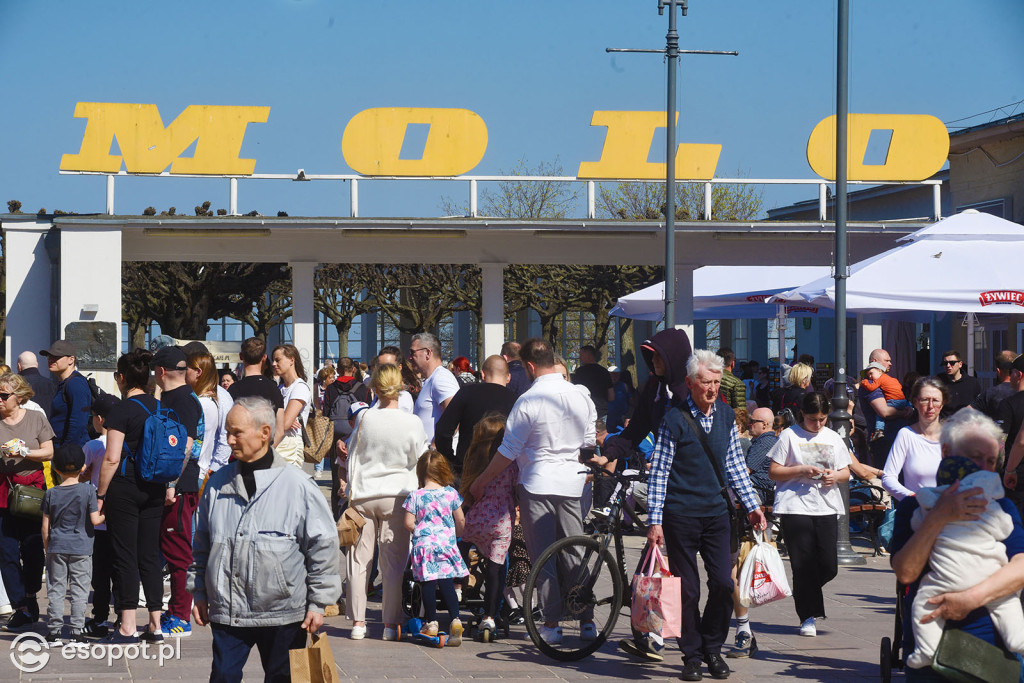 W Sopocie oblężenie jak w sezonie! Ponad 20 stopni i tłumy na plaży [FOTO]